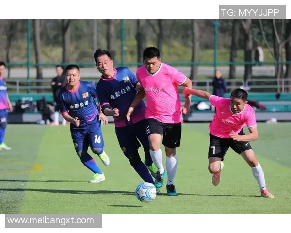 冬季必备足球长棉衣让你在寒冷天气中也能尽情享受球场激情与温暖